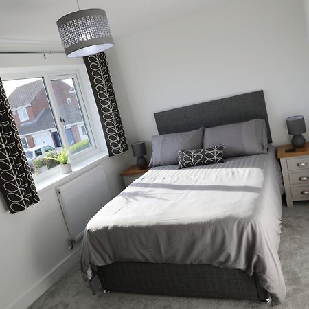 Modern, Two Double Bedroom House With Free Parking Чепстоу Екстериор снимка