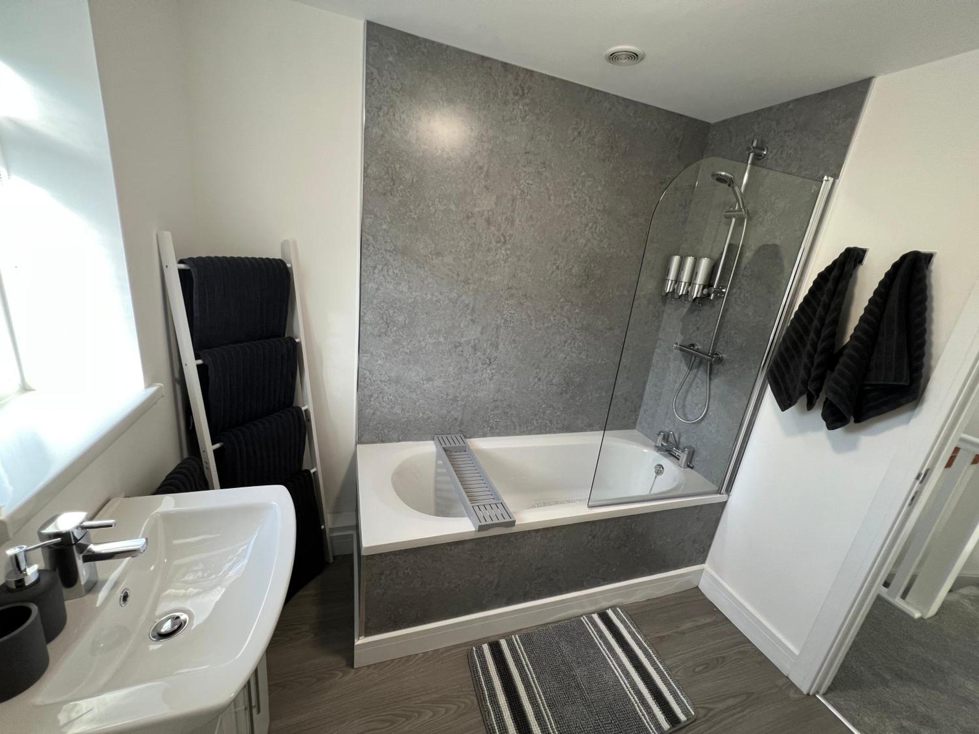 Modern, Two Double Bedroom House With Free Parking Чепстоу Екстериор снимка